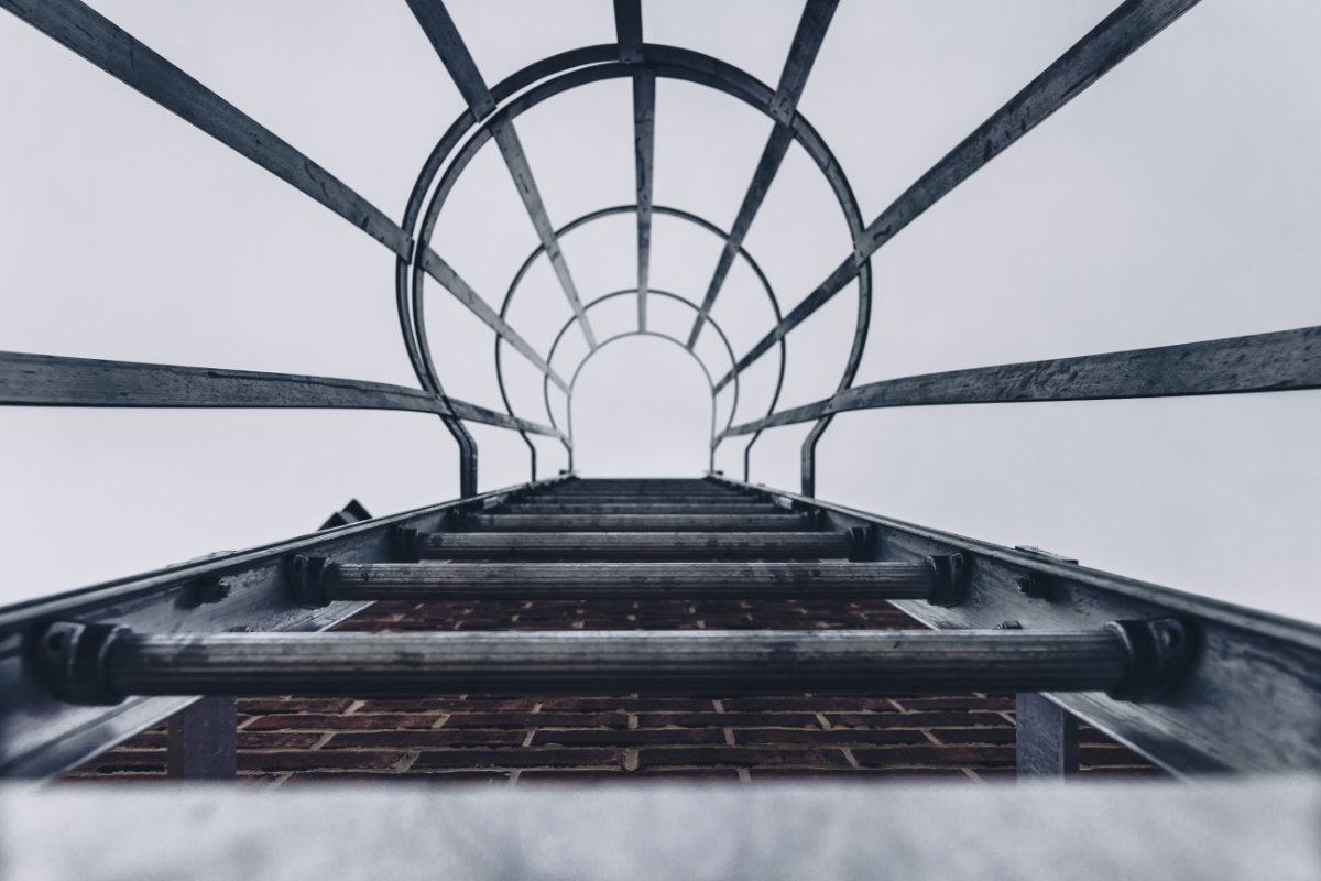 4sicherheit_a-fixed-ladder-going-up-the-side-of-a-brick-buildi-2024-10-23-07-25-44-utc